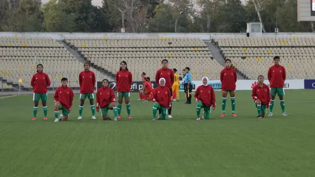 Timnas Indonesia Putri ketika melawan Singapura pada leg pertama Kualifikasi Piala Asia Putri 2022 Grup C.