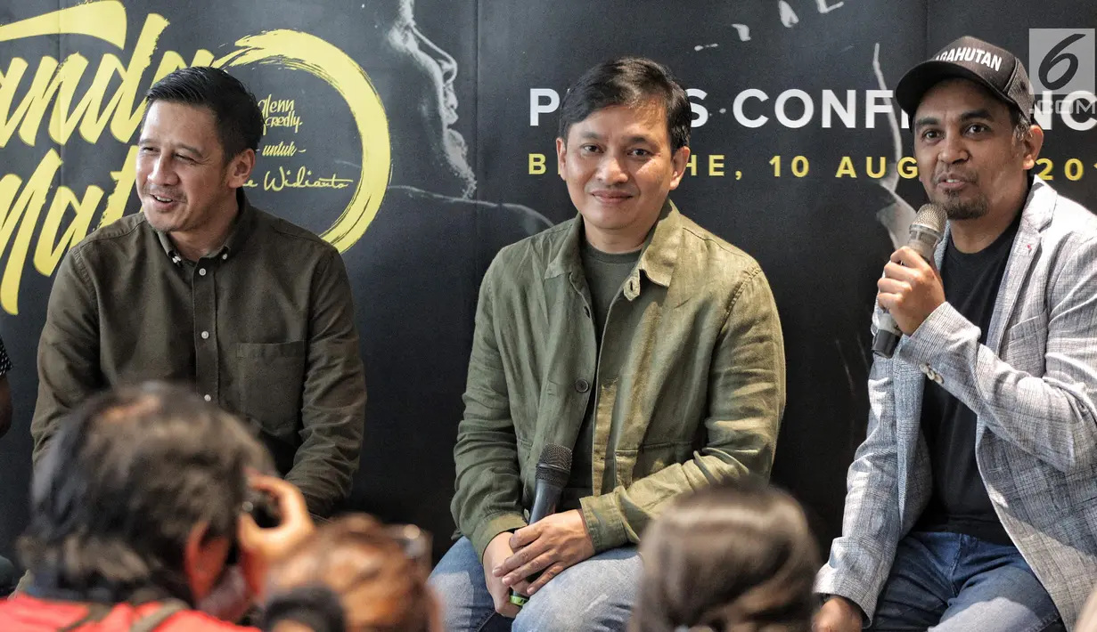 Musisi Yovie Widianto dengan Glenn Fredly hadir dalam konferensi pers Konser Tanda Mata Glenn Fredly di Jakarta, Jumat (10/8). Konser tersebut merupakan sebuah penghargaan bagi ekosistem musisi. (Liputaqn6.com/Faizal Fanani)