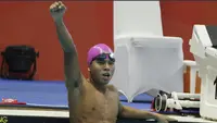 Perenang Indonesia, Zulkarnain Zaki, melakukan selebrasi pada Asian Para Games di Stadion Aquatik, Jakarta, Selasa (9/10/2018). Indonesia meraih medali perak dan perunggu di nomor 100 meter gaya dada putra kategori SB8. (Bola.com/M Iqbal Ichsan)
