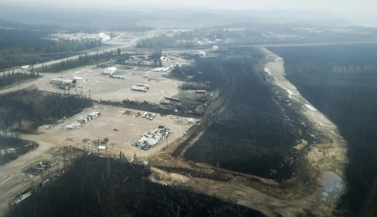 Dusun Enterprise yang terbakar di Yellowknife, Wilayah Barat Laut, Kanada, Kamis, 17 Agustus 2023. (Jeff McIntosh/The Canadian Press via AP)