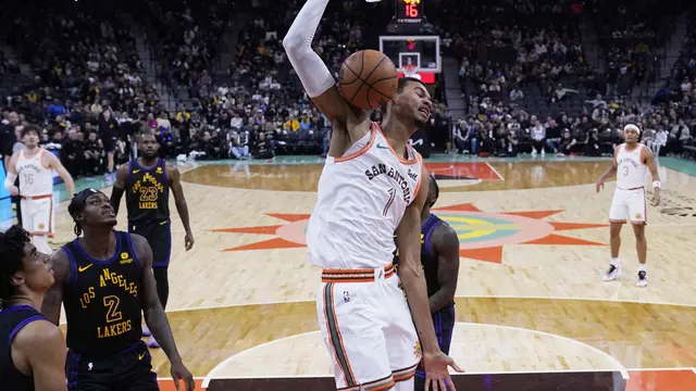 Victor Wembanyama saat Spurs melawan Lakers di NBA