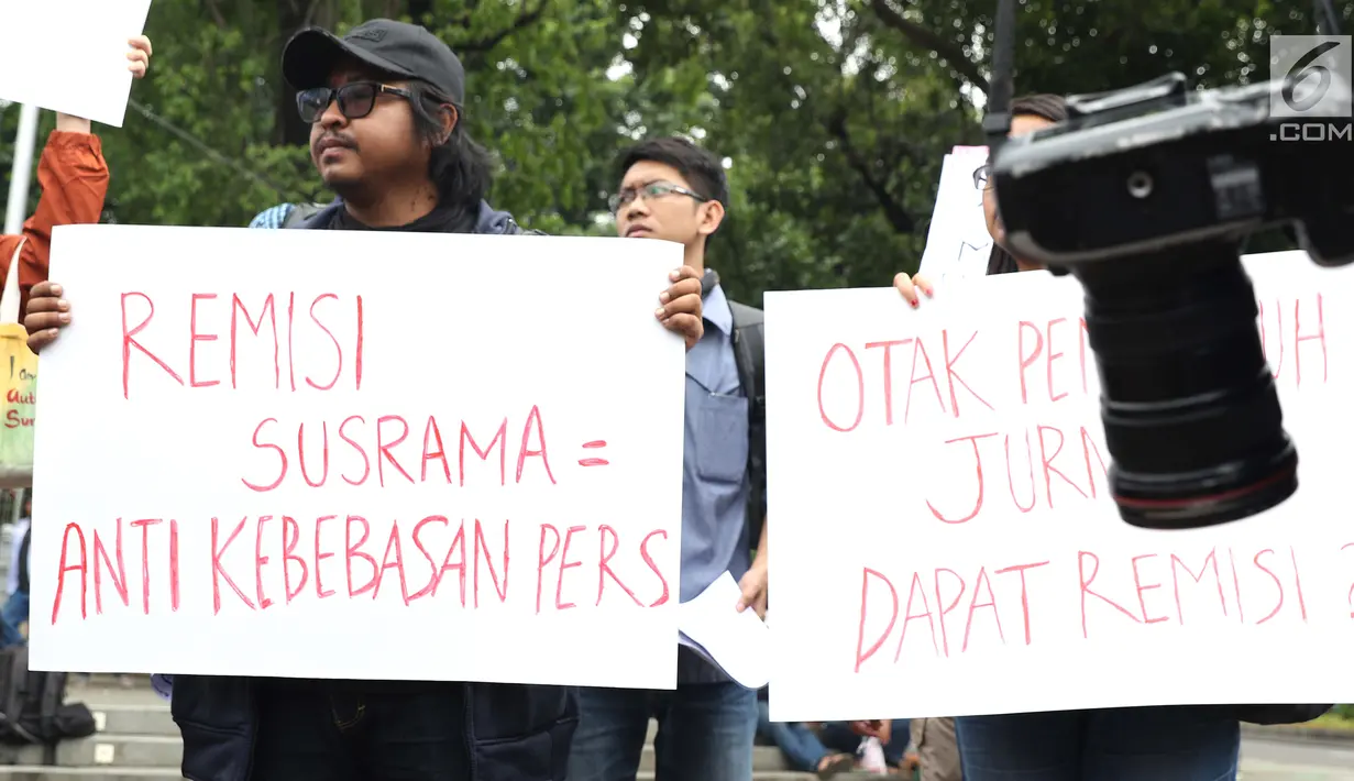 Sejumlah pewarta dari berbagai organisasi berunjuk rasa di Taman Pandang depan Istana Negara, Jakarta, Jumat (25/1). Mereka meminta Presiden Jokowi segera mencabut remisi yang diberikan kepada I Nyoman Susrama. (Liputan6.com/Helmi Fithriansyah)