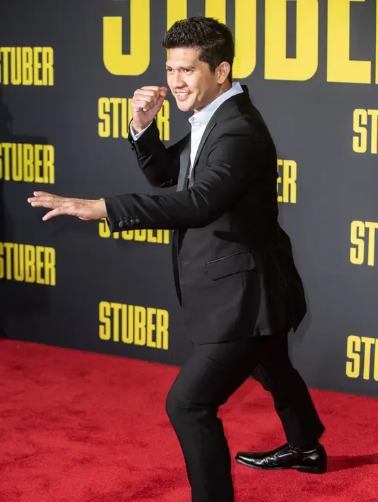 Aktor Iko Uwais melakukan gerakan pencak silat saat berpose menghadiri pemutaran perdana "Stuber" di Regal Cinemas LA Live di Los Angeles (10/7/2019). Dalam film ini Iko Uwais berperan sebagai Oka Teijo. (AFP Photo/Nick Agro)