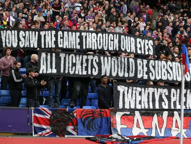Suporter  Crystal Palace membentangkan spanduk tanda protes  penjualan ticket saat Laga Liga Inggris di Selhurst Park, Sabtu (3/10/2015). Crystal Palace menang 20 atas WBA. Action Images via Reuters / Matthew Childs  