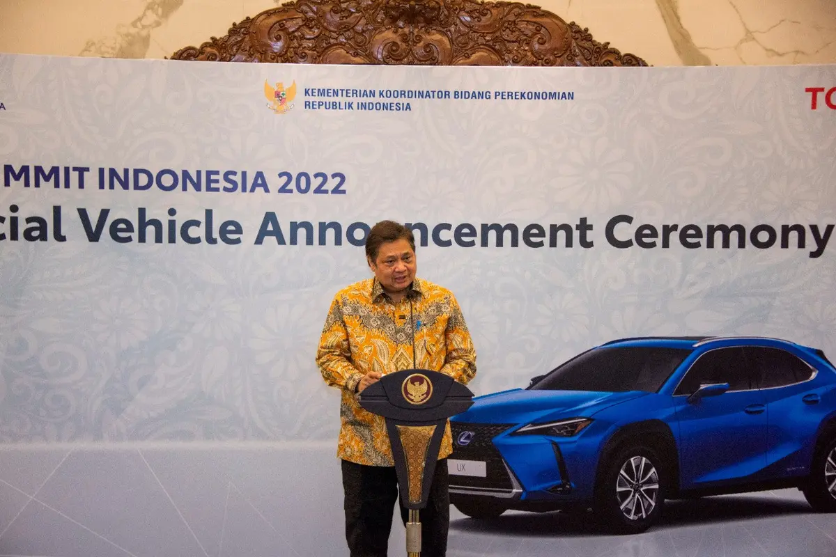 Menko Airlangga dalam kegiatan Penyerahan Simbolis Mobil Listrik Toyota sebagai Kendaraan Resmi Delegasi G20 pada KTT G20 Indonesia Tahun 2022 di Lobby Gedung Ali Wardhana Kemenko Perekonomian, Jakarta, Rabu (10/8/2022). ( Sumber ekon.go.id)