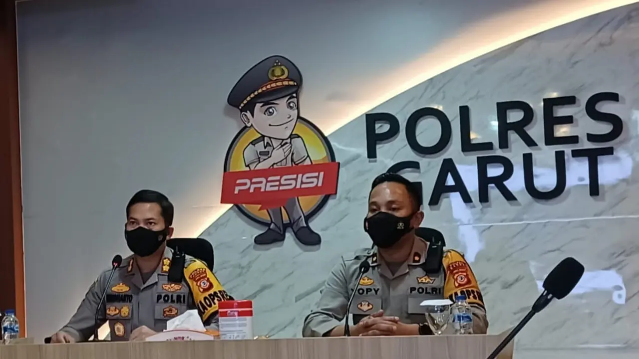 Kapolres Garut AKBP Wirdhanto Hadicaksono tengah memimpin laporan akhir tahun mengenai capaian kinerja Polres Garut sepanjang 2021.