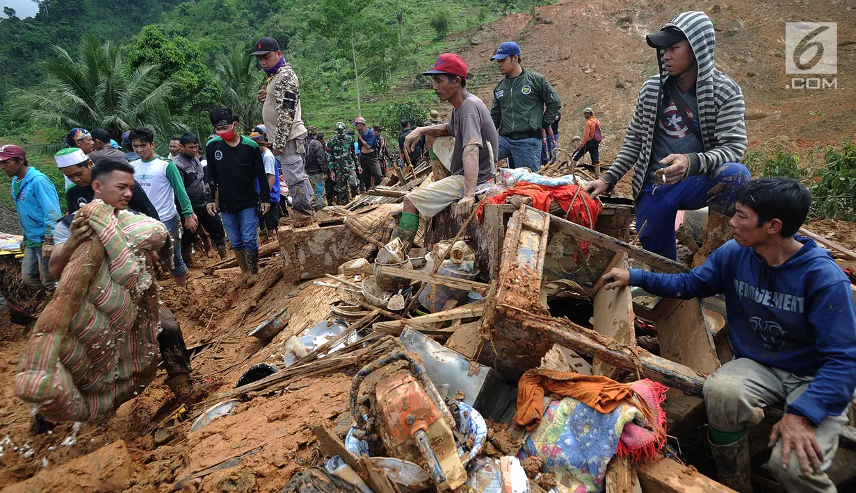 Tim SAR dan relawan mencari korban musibah tanah longsor di Dusun Cimapag, Sirnaresmi, Cisolok, Sukabumi, Jawa Barat, Selasa (1/1). Korban tewas longsor Sukabumi bertambah menjadi lima orang. (Merdeka.com/Arie Basuki)