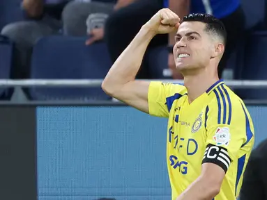 Cristiano Ronaldo kembali menunjukkan ketajamannya dengan memborong dua gol dalam kemenangan Al-Nassr atas Al-Hilal di Liga Arab Saudi, Sabtu (5/4/2025). (AFP/Fayez Nureldine)
