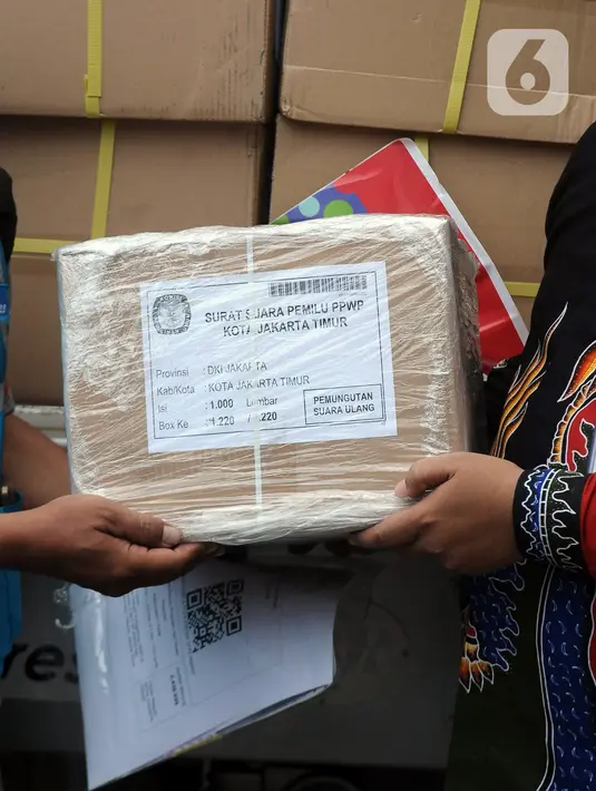 ”Alhamdulillah surat suara PPWP (pemilihan presiden dan wakil presiden) sudah kami terima di KPU kota Jakarta Timur. Jumlah yang kami terima itu 2.436.059 lembar," kata Ketua KPU Jakarta Timur Tedi Kurnia di Jakarta. (merdeka.com/Imam Buhori)