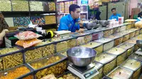 Sejumlah penjual kue kering di Pasar Jatinegara Jakarta Timur keluhkan berkurangnya jumlah pembeli menjelang bulan suci Ramadan.