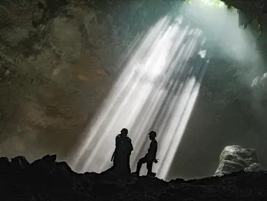Pemandu goa memberikan penjelasan kepada wisatawan di dalam Goa Jomblang  di Gunung Kidul, Yogyakarta. Terletak di Desa Pacarejo, Kecamatan Semanu, Kabupaten Gunungkidul, Gua Jomblang menjadi salah satu destinasi wisata alam paling memukau di Yogyakarta. Gua vertikal bertipe collapse doline ini terbentuk akibat runtuhnya lapisan tanah dan vegetasi ribuan tahun lalu, menciptakan lubang raksasa dengan diameter sekitar 50 meter yang dikenal sebagai Luweng Jomblang. (merdeka.com/Arie Basuki)