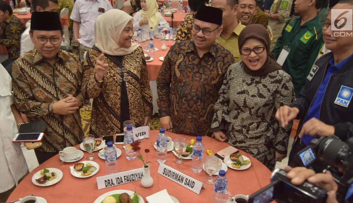 Pasangan calon gubernur Sudirman Said dan Ida Fauziah saat menghadiri pengundian nomor urut calon Gubernur dan Wakil Gubernur Jawa Tengah , Selasa (13/2) malam. Sudirman Said dan Ida Fauziah mendapatkan nomor dua.  (Liputan6.com/Gholib)