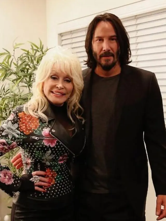 Keanu Reeves Tak Pernah Sentuh Wanita meski Sedang Foto Bareng