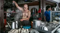 Ciri khas dari kopi Asiang adalah pembuatnya yang tidak mengenakan baju. (Times Indonesia/Rizky Dwi Putra)