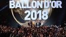 Suasana kemeriahan saat gelandang Real Madrid asal Kroasia, Luka Modric, dinobatkan jadi yang terbaik saat malam penghargaan Ballon d'Or di Paris, Senin (3/12). Dirinya berhasil meraih gelar Ballon d'Or. (AFP/Franck Fife)