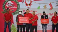 Vice President Corporate Communications Telkomsel Saki Hamsat Bramono (kanan) menyerahkan secara simbolis bantuan untuk masyarakat dalam rangkaian Program Telkomsel Siaga di Kota Ambon, Kamis (8/12). (Dok. Telkomsel)