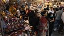 Suasana pasar di Lahore, Pakistan (4/5/2021). Di  tengah pandemi virus corona Covid-19, sejumlah warga memadati area pasar tersebut menjelang hari Idul Fitri. (AFP/Arif Ali)