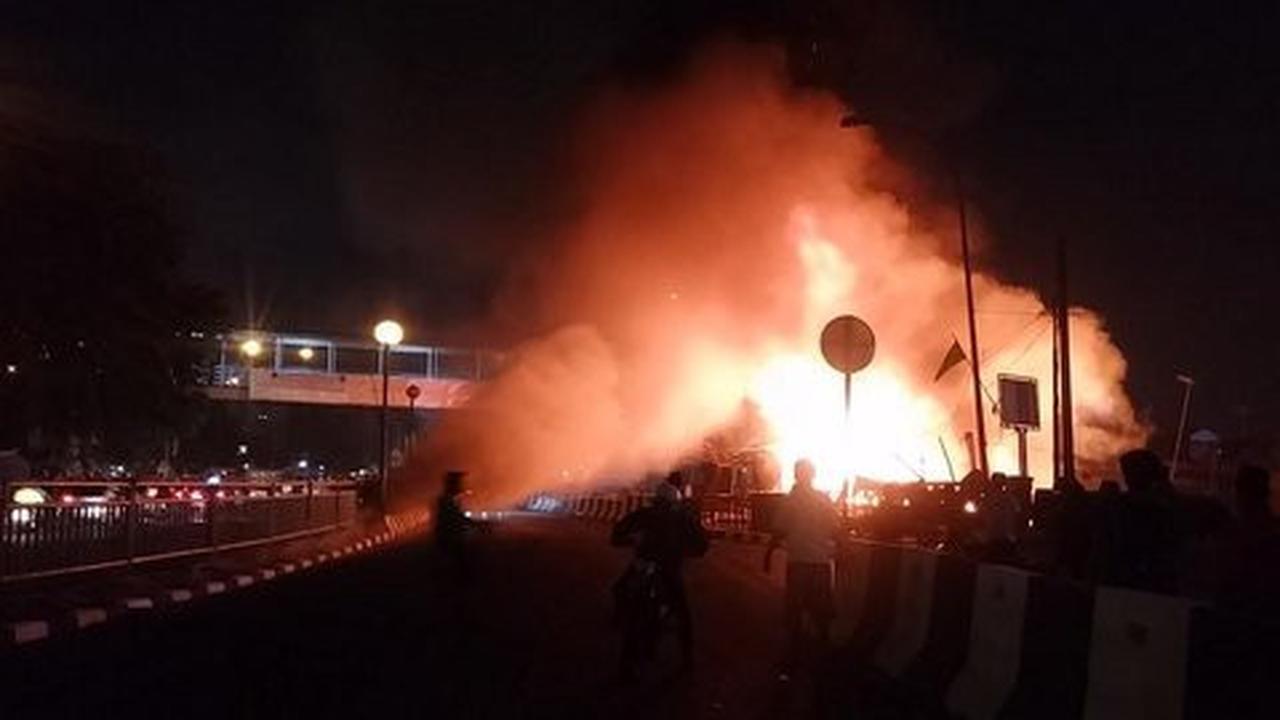 Pasar Gembrong terbakar, jalan menuju Kampung Melayu ditutup