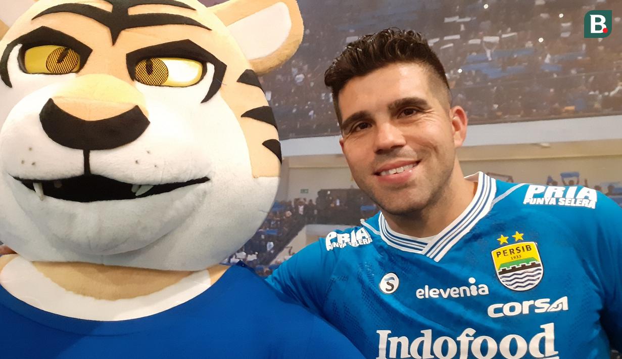 Persib Bandung memperkenalkan pemain baru, Fabiano Beltrame di di Graha Persib, Jalan Sulanjana, Bandung, Sabtu (23/3/2019). (Bola.com/Erwin Snaz)