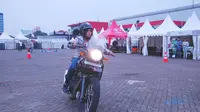 Menguji Royal Enfield Himalayan di IIMS 2018 (Yurike/Liputan6.com)