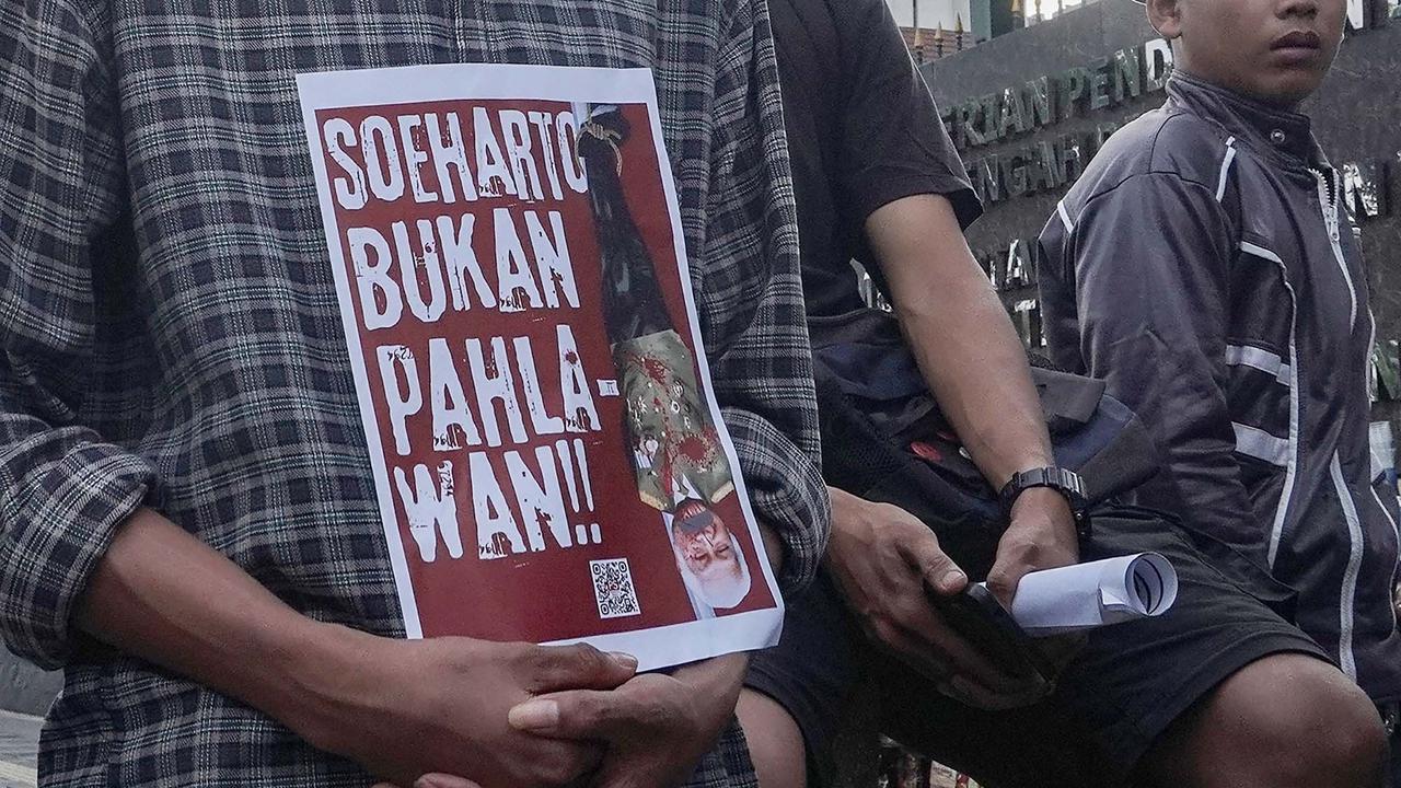 FOTO: Aktivis Gelar Aksi Tolak Penganugerahan Gelar Pahlawan untuk Soeharto