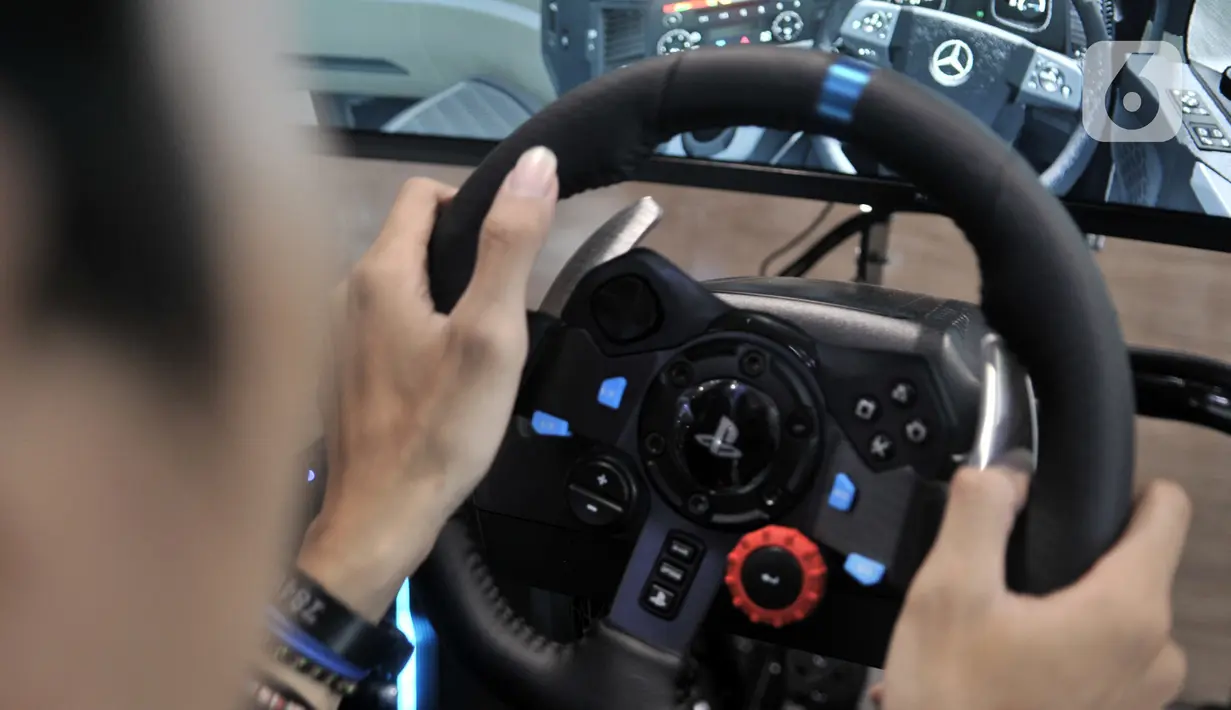 Pengunjung menjajal simulator truk yang dihadirkan Mercedes Benz di GIICOMVEC 2020, JCC Senayan, Jakarta, Minggu (8/3/2020). Mercedes Benz menghadirkan simulator truk dan bus dalam GIICOMVEC 2020 sehingga pengunjung dapat merasakan sensasi mengendarai kendaraan besar. (merdeka.com/Iqbal Nugroho)