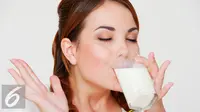 Ilustrasi Minum Susu (iStockphoto)