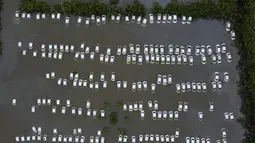Sebuah gudang mobil pribadi terendam air banjir setelah hujan lebat, di Greater Noida, pinggiran New Delhi, India, Rabu, 26 Juli 2023. (AP Photo/Piyush Nagpal)
