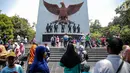 Sejumlah pengunjung memadati Monumen Pancasila Sakti di Lubang Buaya, Jakarta, Minggu (1/10). Bertepatan dengan peringatan hari Kesaktian Pancasila, sejumlah pelajar mengadakan napak tilas ke monumen Kesaktian Pancasila. (Liputan6.com/Faizal Fanani)