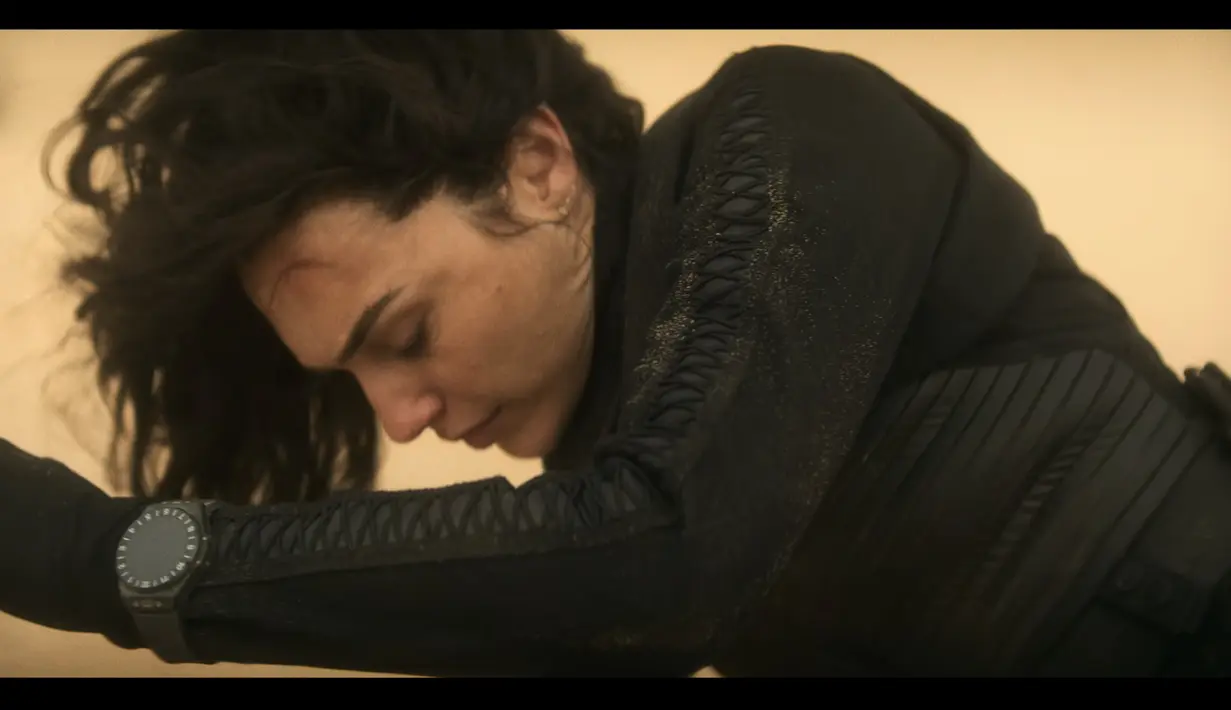 Menarik, karena di sini Gal Gadot tampil bergaya tomboy. Di poster film, ia mengenakan tank top putih dan jam tangan berwarna hitam, yang berasal dari brand jam tangan mewah Hublot. [Foto: Document/Hublot]