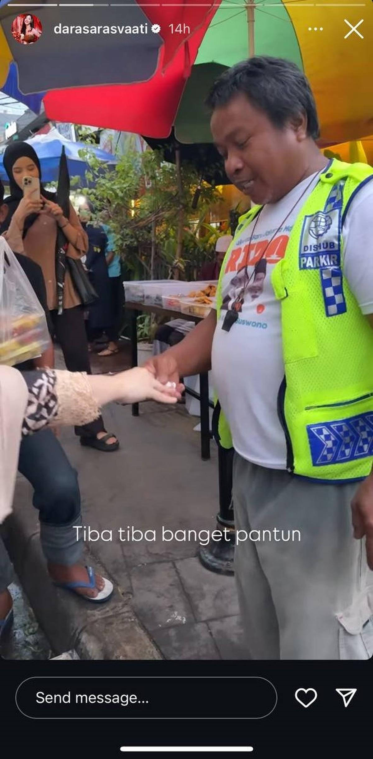 Potret Dara Sarasvati Berburu Takjil, Tiba-tiba Dipantunin Kang Parkir Berujung Beri Uang Rp100 Ribu