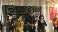 Gubernur DKI Jakarta Basuki Tjahaja Purnama alias Ahok tampil serasi dengan istrinya Veronica Tan di pameran kain Sejauh Mata Memandang.