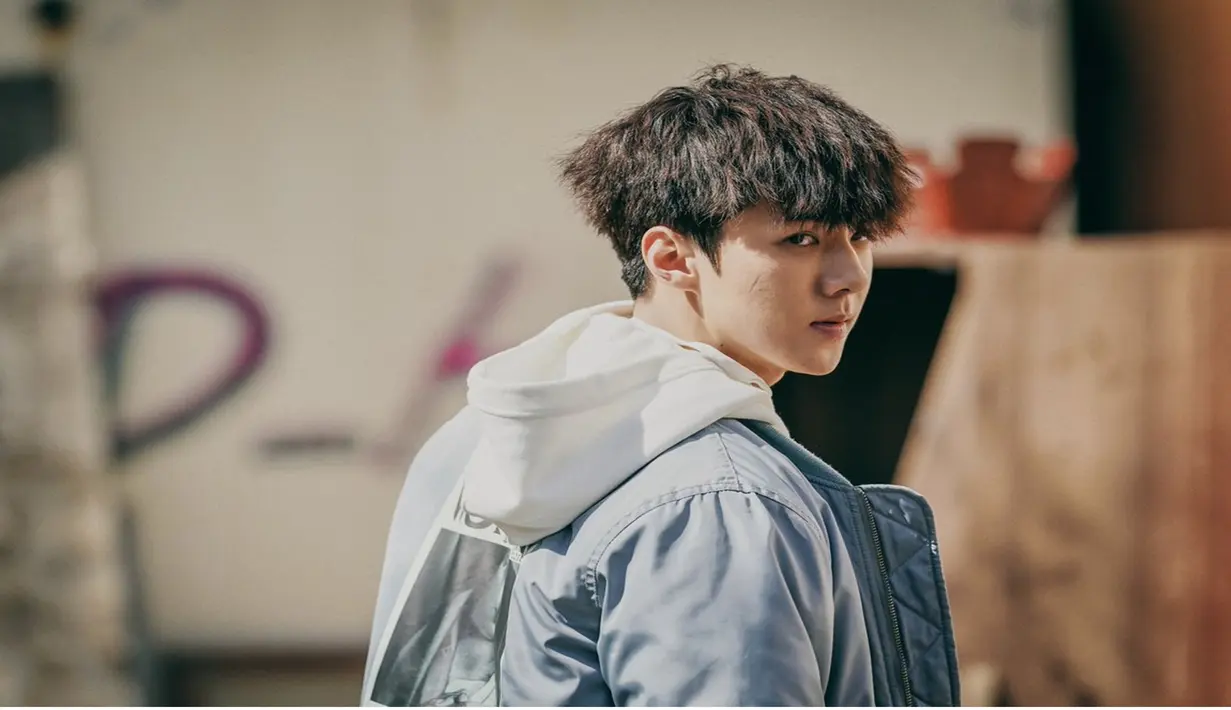 Sehun juga pernah membintangi drama yang diadopsi dari webtoon berjudul Dokgo Rewind. Ia tampil dengan warna rambut hitam keriting, cocok baginya yang berakting drama action. (Liputan6.com/Twitter/@weareoneEXO)