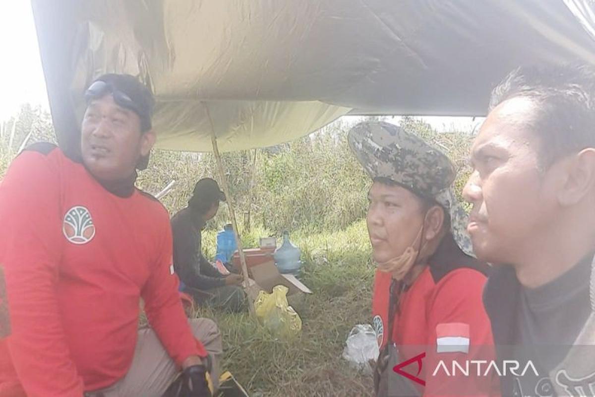 Petugas gabungan padamkan api di kawasan ring 1 Bandara Internasional Syamsudin Noor. (Antara).
