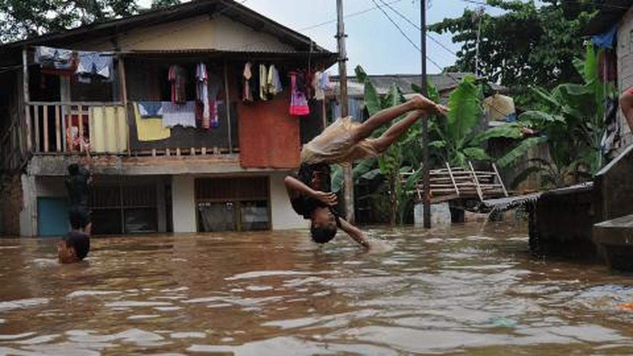 Tanggul Kanal Banjir Barat jebol