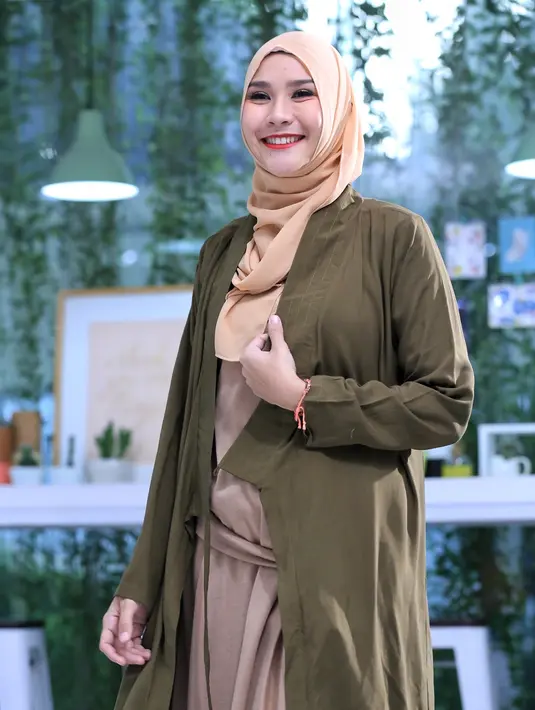 Atas kejadian itu, ia segera melaporkannya ke pihak kepolisian. Apalagi ini merupakan kejadian yang kedua bagi Zaskia. Lima tahun silam, mobil parkir di jalan depan rumahnya juga dibobol maling. (Adrian Putra/Bintang.com)