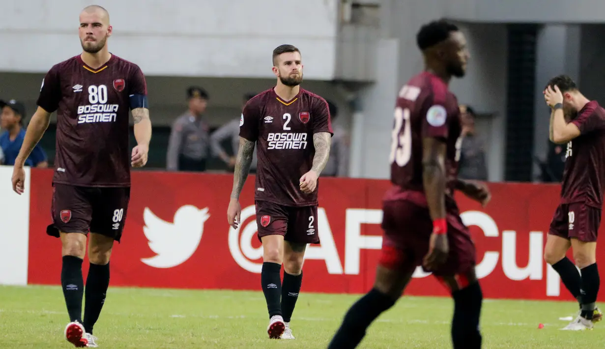 Pemain PSM Makassar tampak kecewa usai gagal lolos ke final Zona ASEAN Piala AFC 2019 meski menang atas Becamex Binh Duong di Stadion Pakansari, Rabu (26/6). PSM menang 2-1 atas Becamex Binh Duong. (Bola.com/M Iqbal Ichsan)