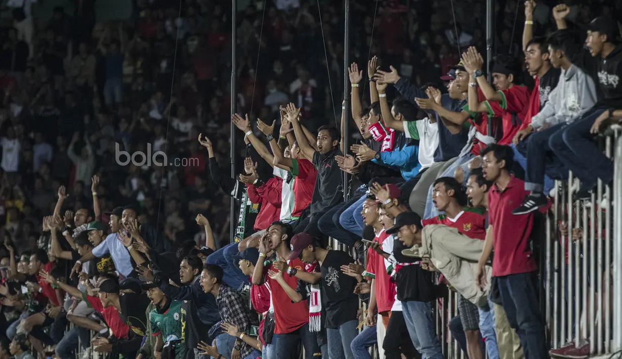 Selama 90 menit para suporter tak henti bernyanyi mendukung Timnas Indonesia di Stadion Maguwoharjo, Sleman, Selasa (13/6/2017). (Bola.com/Vitalis Yogi Trisna)