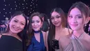 Berbeda dengan Risma dan Leya yang tatanan rambutnya berbeda, Naura Ayu dan Nola B3 makin mirip karena rambutnya digerai. Ibu dan anak ini juga selaras dengan gaun warna hitam, hanya berbeda model gaun saja. ikuti jejak sang bunda berkarier di industri hiburan, Harleyava Princy dan Naura Ayu kini sama-sama bersinar di bidang masing-masing yang ditekuninya. (Liputan6.com/IG/@neng_risma)