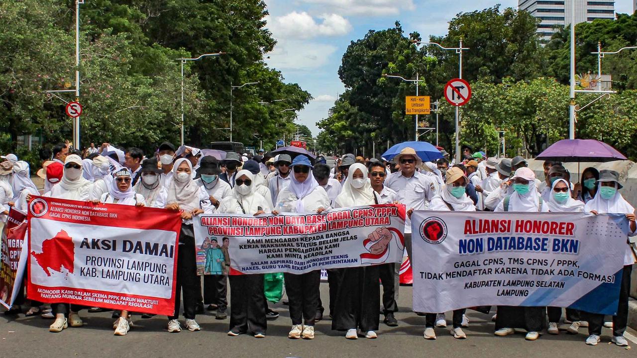FOTO: Ribuan Honorer Non-Database Geruduk Monas, Tuntut Kepastian Status dan Perlindungan Kerja