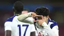 Penyerang Tottenham Hotspur, Son Heung-min berselebrasi usai mencetak gol ke gawang Burnley pada pertandingan lanjutan Liga Inggris di stadion Turf Moor, Burnley, Inggris, Senin (26/10/2020). Tottenham menang tipis 1-0 atas Burnley. (Lindsey Parnaby/Pool via AP)