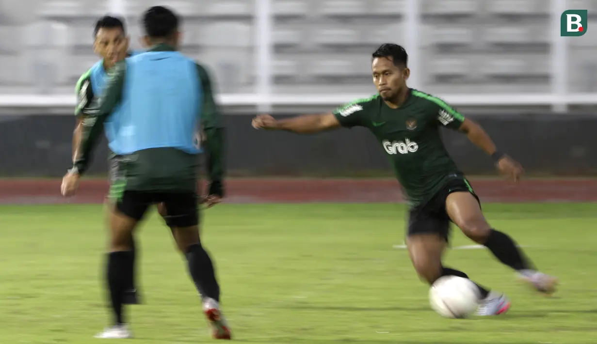 Pemain Timnas Indonesia, Andik Vermansah, menggiring bola saat latihan di Stadion Madya Senayan, Jakarta, Selasa (22/11). Latihan ini persiapan jelang laga Piala AFF 2018 melawan Filipina. (Bola.com/Yoppy Renato)