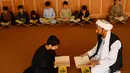 Anak-anak mempelajari Alquran selama bulan suci Ramadan di masjid di Herat, Afghanistan, Sabtu (19/5). Anak-anak Afghanistan lebih memperdalam Alquran di saat Ramadan. (HOSHANG HASHIMI/AFP)