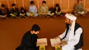 Anak-anak mempelajari Alquran selama bulan suci Ramadan di masjid di Herat, Afghanistan, Sabtu (19/5). Anak-anak Afghanistan lebih memperdalam Alquran di saat Ramadan. (HOSHANG HASHIMI/AFP)
