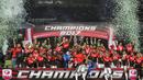 Para pemain Persebaya melakukan selebrasi juara usai mengalahkan PSMS pada laga final Liga 2 di Stadion GBLA, Bandung, Selasa (28/11/2017). PSMS kalah 2-3 dari Persebaya. (Bola.com/Vitalis Yogi Trisna)