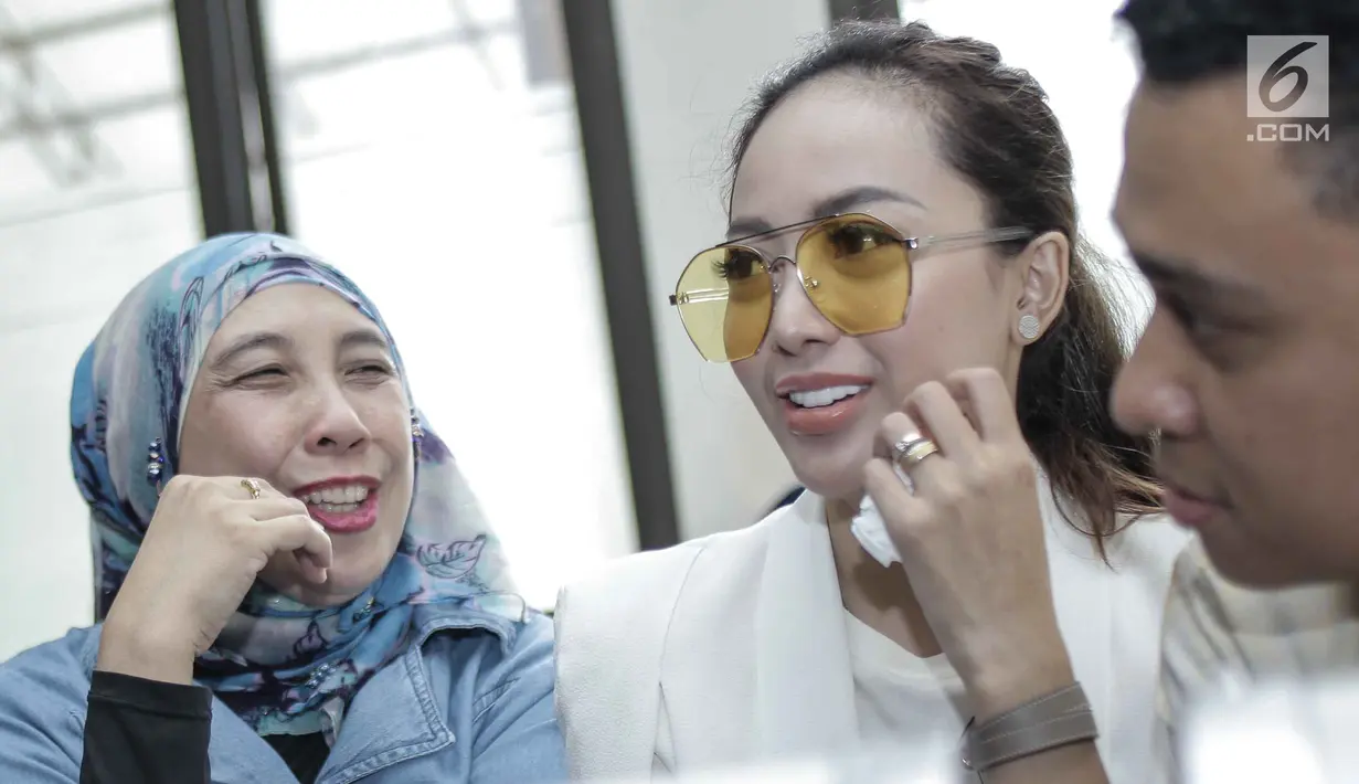 Cinta Ratu didampingi kuasa hukumnya dan ibunya saat menunggu sidang cerai di Pengadilan Agama Jakarta Selatan, Senin (12/3). Cinta dan Roby Keduanya bertemu di ruang sidang Pengadilan Agama Jakarta Selatan. (Liputan6.com/Faizal Fanani)