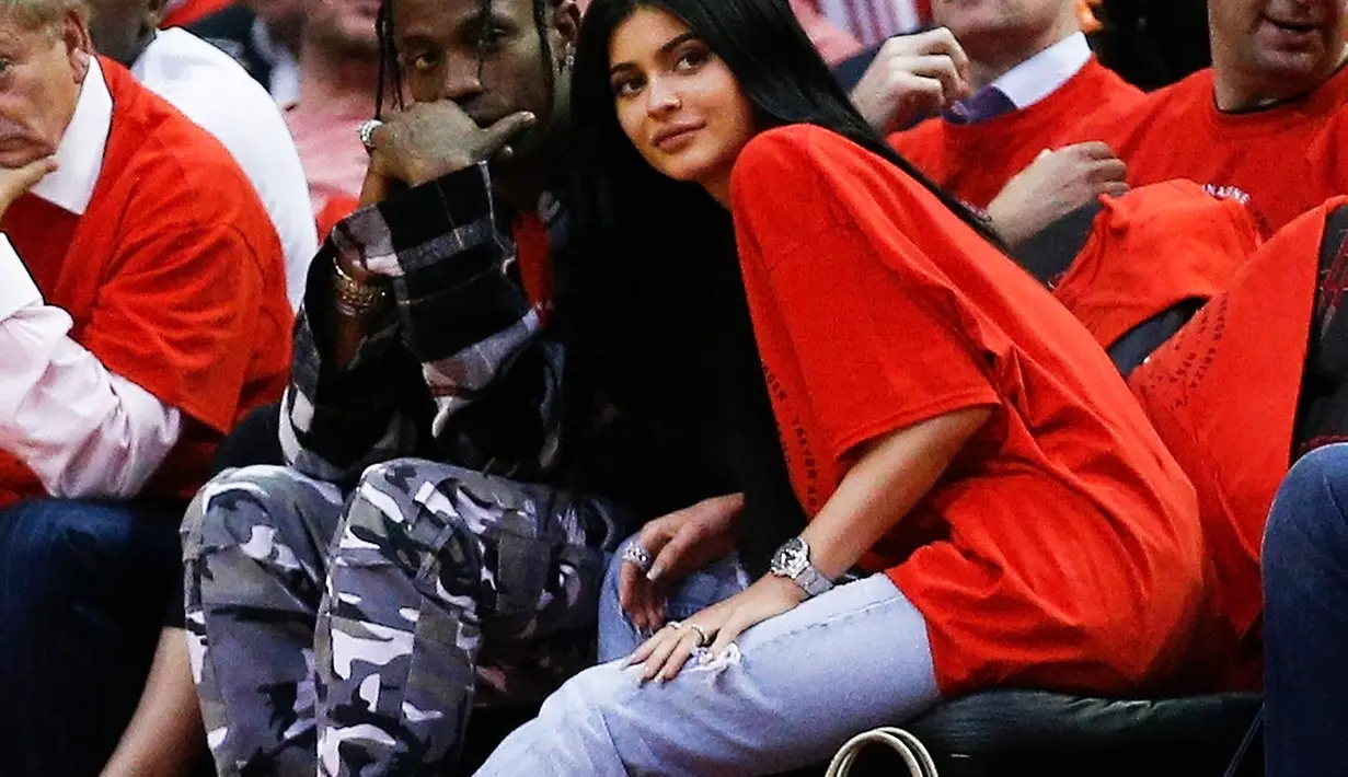 Sumber tersebut mengatakan bahwa Travis sendiri merasa kesulitan untuk mengajak Kylie Jenner pergi kencan saat malam. (Rap-Up)