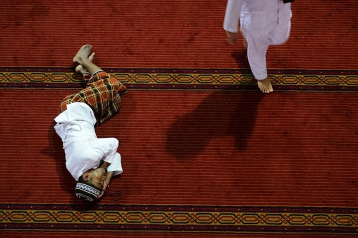 Ratusan jemaah tertidur usai Jumatan di Masjid Istiqlal