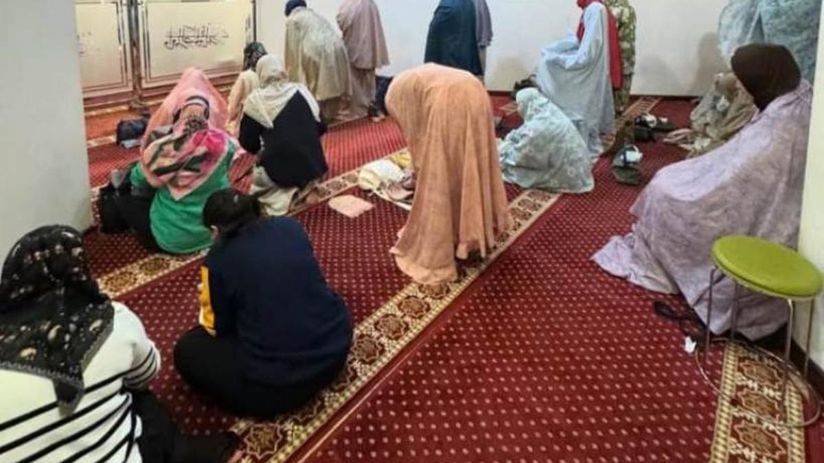 Zaskia Adya Mecca Soroti Kebiasaan Aneh Pengunjung Saat Salat di Musala Mal