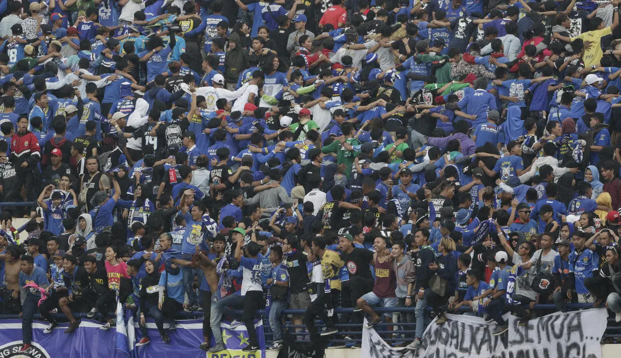Bobotoh saat mendukung Persib Bandung melawan Persiwa Wamena pada laga Piala Indonesia di Stadion Si Jalak Harupat, Bandung, Senin (11/2). Persib menang 7-0 atas Persiwa. (Bola.com/M Iqbal Ichsan)